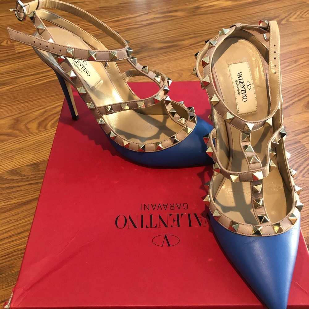 Valentino Garavani Rockstud strapped pumps